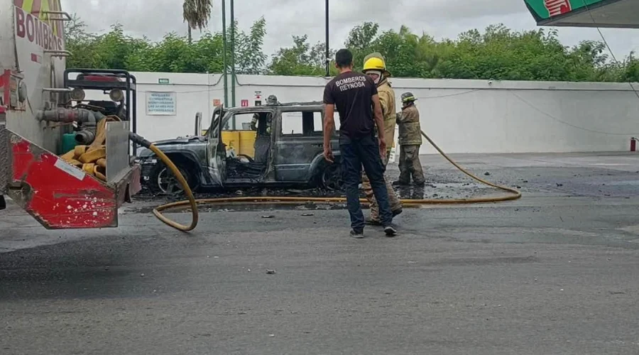 Incendio consume camioneta sobre la carretera Reynosa-Río Bravo