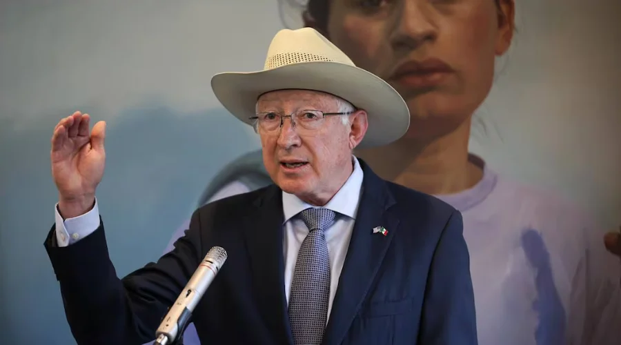 Ken Salazar, exembajador de Estados Unidos en México, pasó de entrar hasta dos veces por día, visitar más de 50 veces Palacio Nacional cuando Andrés Manuel López Obrador era presidente e, incluso,