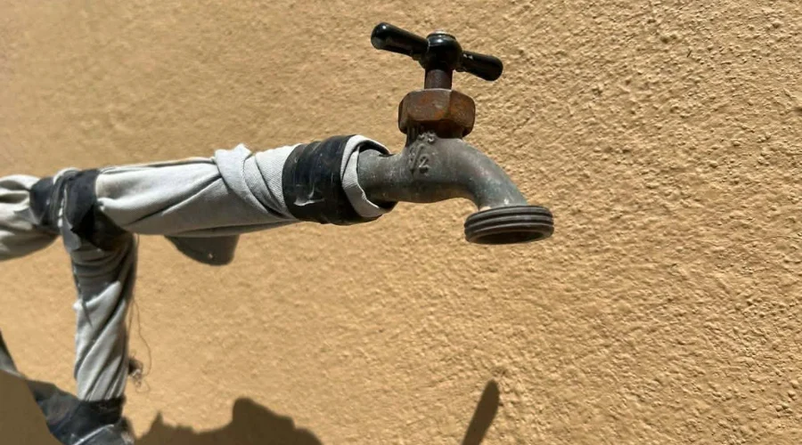 Reportan usuarios desabasto de agua en Reynosa