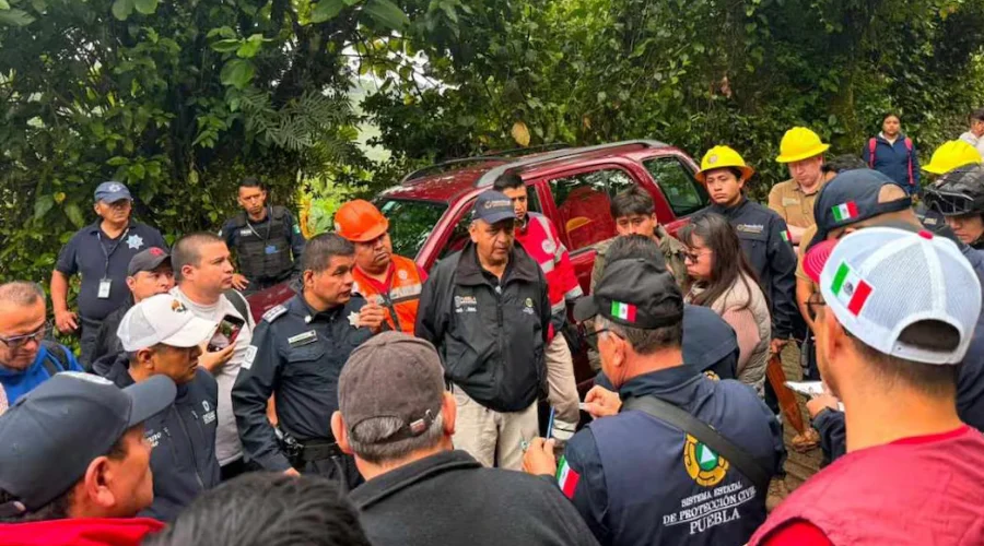 Rescatan a integrantes de una familia atrapada en gruta de Puebla