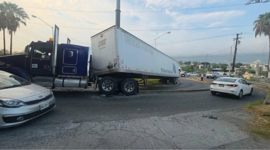 Tracto camión queda atorado en curva en Monterrey