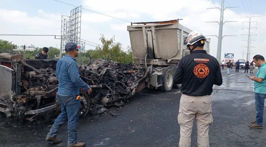 Un vehículo se incendió la mañana de este viernes sobre la avenida Miguel Alemán, a la altura del Technologic Park, en el municipio de Apodaca.