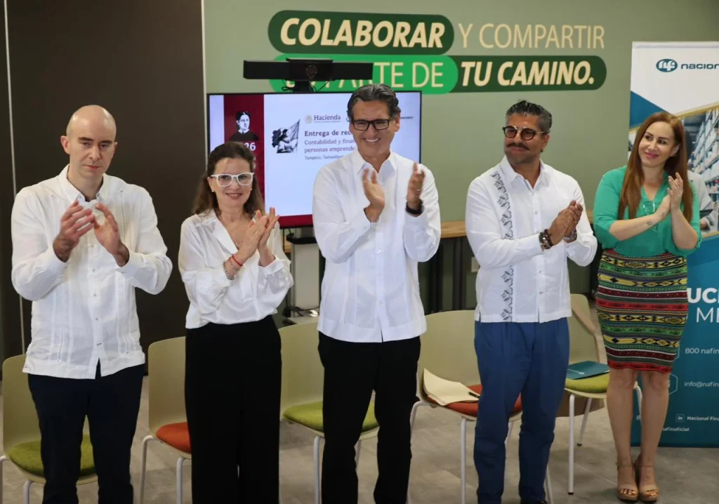 Erasmo González entrega reconocimientos a la primera generación de la Incubadora de Negocios Espacio Conect 1 WhatsApp Image 2026 07 08 at 8.51.42 PM 1