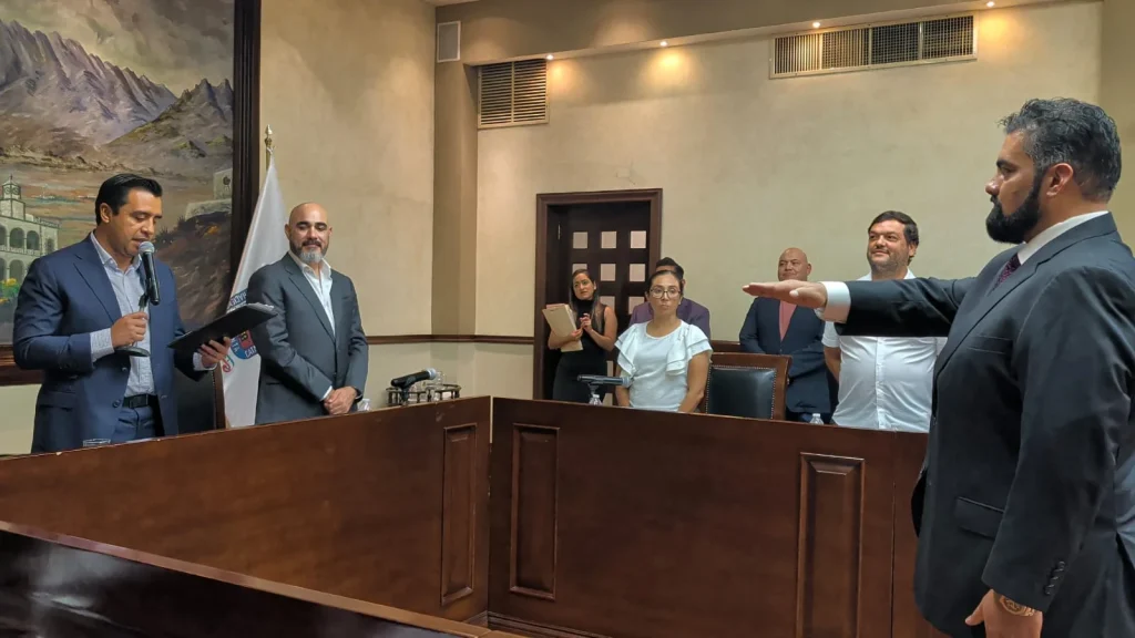 Jesús Nava integra a ex panistas en su gabinete en Santa Catarina 1 Integrantes del nuevo Gabinete de Santa Catarina rindiendo protesta ante el Cabildo.