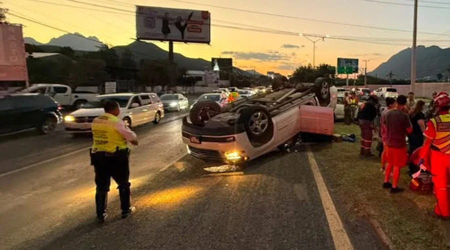 accidente-en-carretera-nacional-monterrey Unidades de emergencia laborando tras un accidente en Carretera Nacional en Monterrey.
