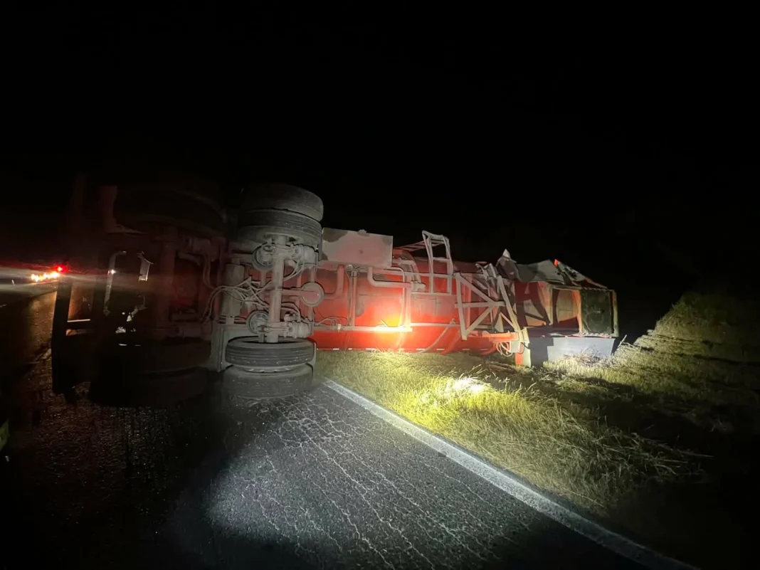 accidente-provoca-cierre-de-la-carretera-nacional Unidades de emergencia atendiendo el cierre de la Carretera Nacional tras la volcadura de una pipa.