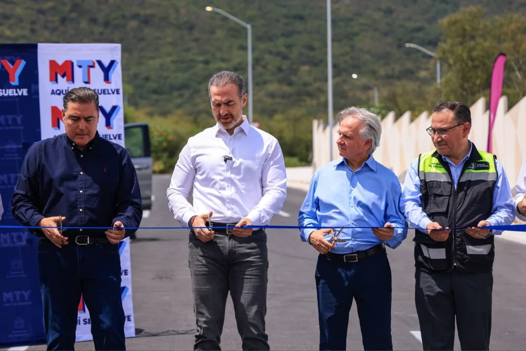 adrian-de-la-garza-ampliacion-avenida-pedro-infante El alcalde Adrián de la Garza encabeza la inauguración de la ampliación en la avenida Pedro Infante al poniente de Monterrey.