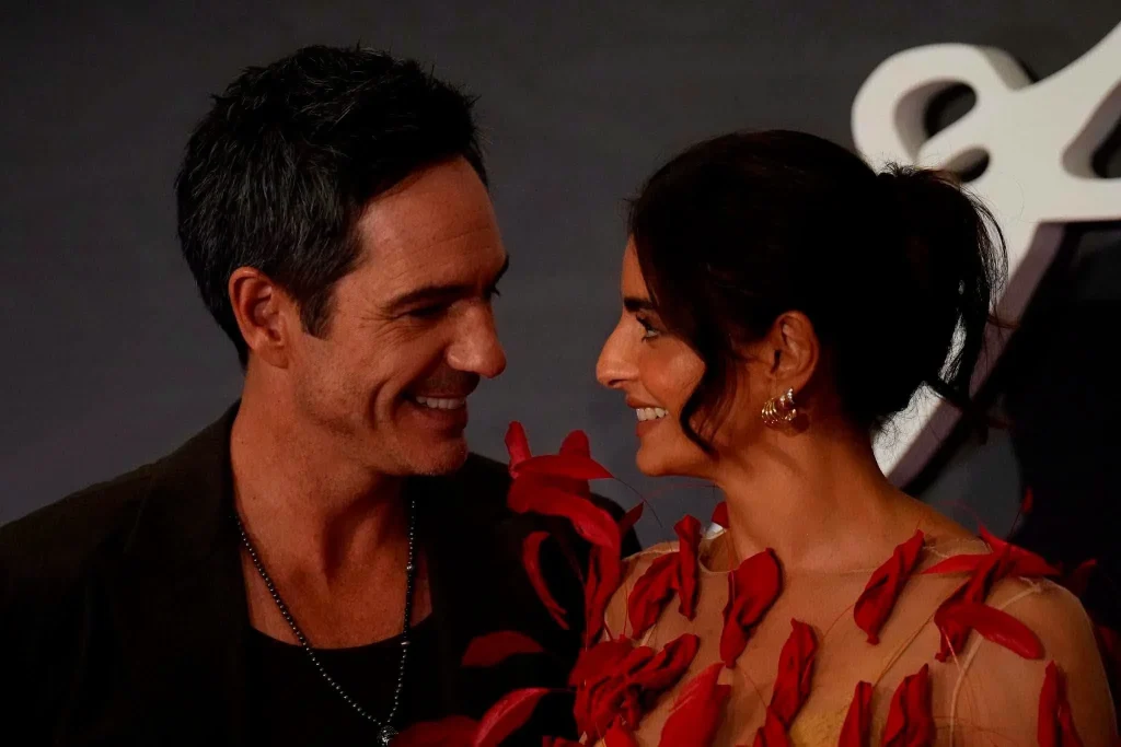 Aislinn recurrió a terapia para volver a actuar con Mauricio Ochmann 2 Los actores Aislinn y Mauricio Ochmann posando juntos en la premier de su nueva película.