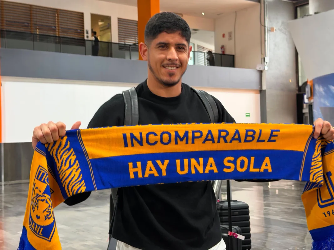 alan-franco-nuevo-refuerzo-de-tigres.jpg El defensa Alan Franco a su llegada al aeropuerto como nuevo refuerzo de Tigres.