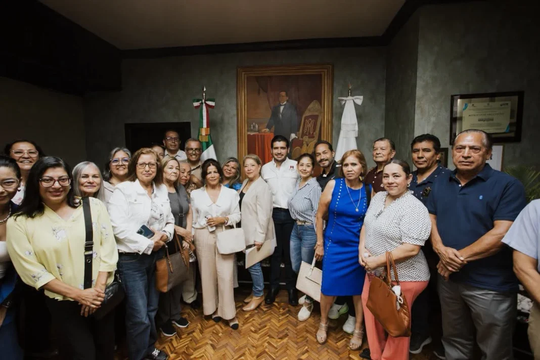 alcalde-beto-granados-reunion-vecinos El alcalde Beto Granados durante la reunión con vecinos del Fraccionamiento Paseo Residencial.