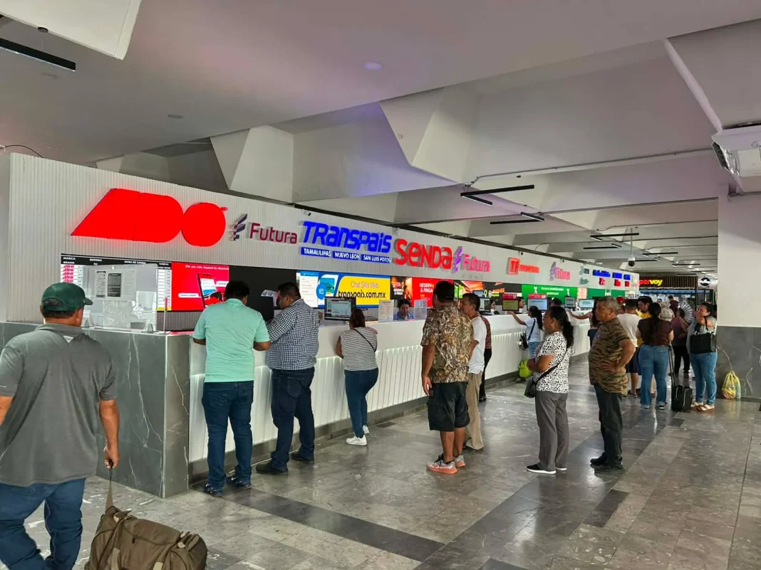 alta-demanda-en-la-central-de-autobuses-de-reynosa Pasajeros con maletas abarrotan los andenes de la Central de Autobuses de Reynosa durante las vacaciones de verano.