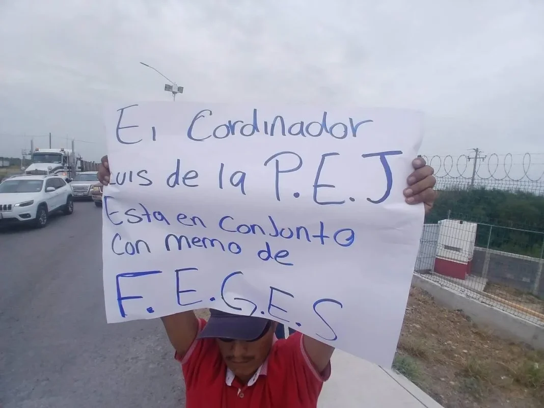 bloqueo-en-camargo-puente-internacional Manifestantes realizan un bloqueo en Camargo obstaculizando el paso en el puente internacional.