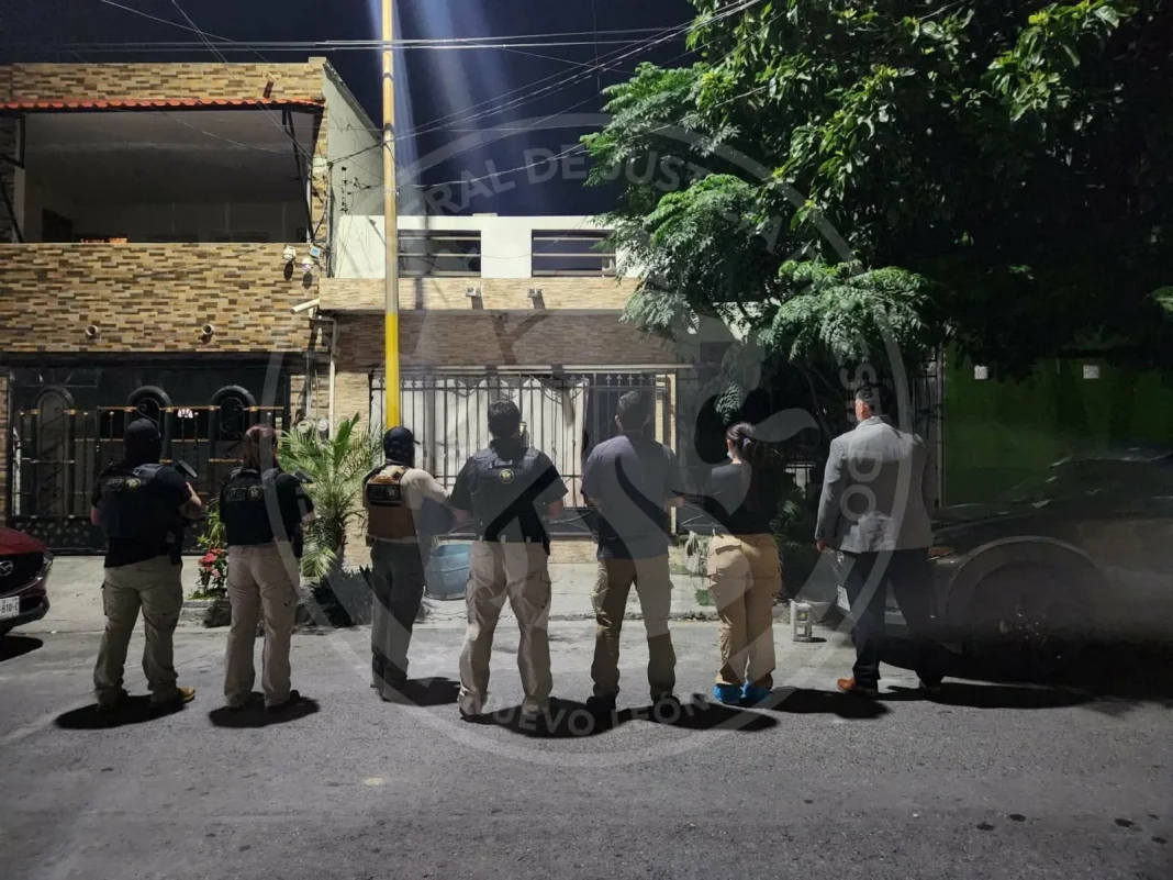 catean-casa-de-arnulfo-jr-investigacion Elementos de la Fiscalía de Nuevo León resguardan el área mientras catean casa de Arnulfo Jr. en Guadalupe