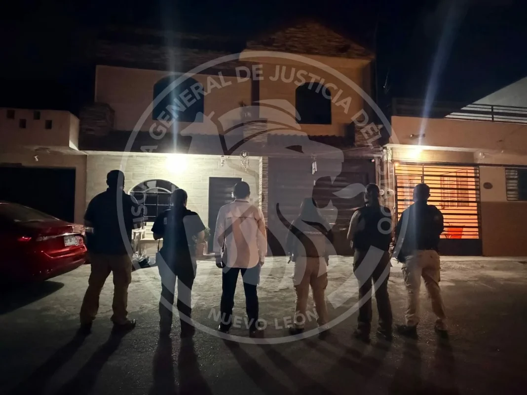 cateo-en-casa-de-arnulfo-decomiso Unidades de la Agencia Estatal de Investigaciones resguardan la zona durante el cateo en casa de Arnulfo Jr.