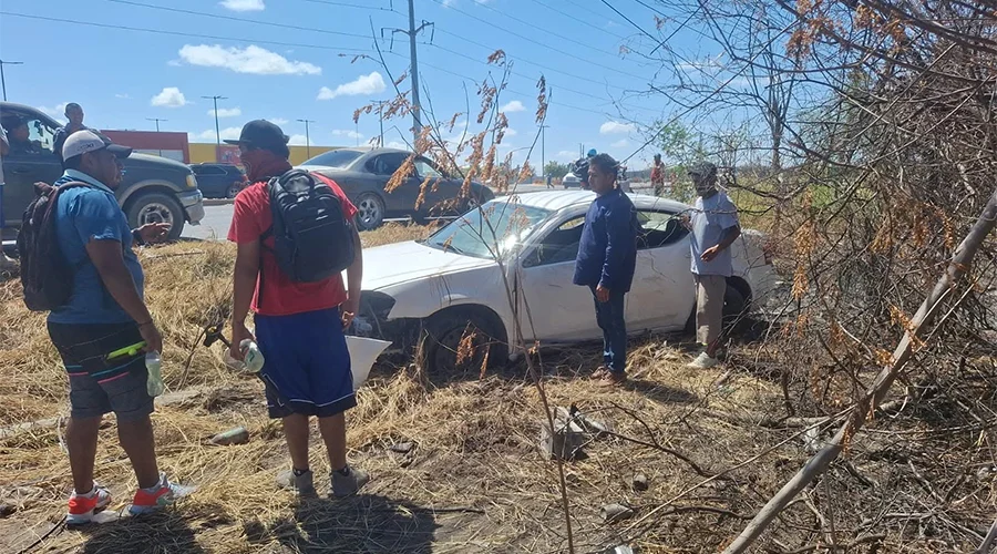 Volcadura en el viaducto deja daños materiales 1 choque 22bbb