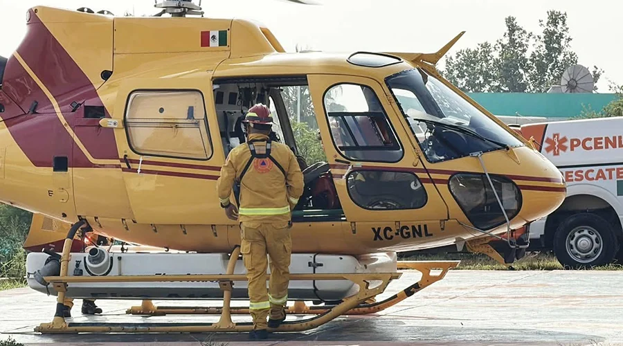 combate-incendio-forestal-galeana Helicóptero Fénix realizando descargas de agua sobre el incendio forestal en Galeana.