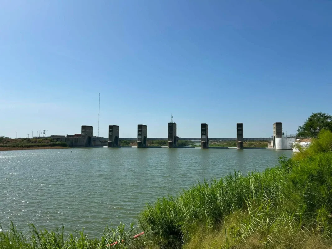 constante-monitoreo-del-rio-bravo-en-reynosa Elementos de auxilio realizan el monitoreo del río Bravo en las inmediaciones del recreativo La Playita.