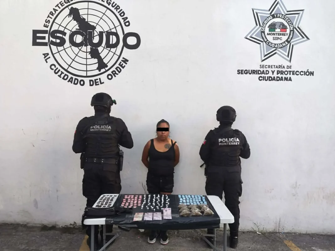 detencion-de-mujer-con-179-dosis Elementos policiacos custodian la detención de una mujer con 179 dosis de droga en Monterrey.