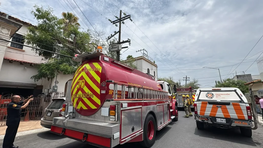 evacuacion-por-conato-de-incendio-monterrey Elementos de auxilio atienden reporte por conato de incendio en el centro de Monterrey.