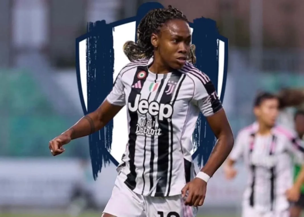 fichaje-de-lindsey-thomas-rayadas La delantera francesa Lindsey Thomas posando con la camiseta de las Rayadas de Monterrey.