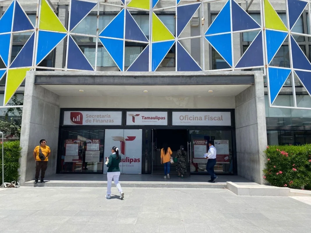 ficina-fiscal-de-reynosa-atencion-contribuyentes Contribuyentes acuden a realizar trámites a las ventanillas de la Oficina Fiscal de Reynosa en periodo vacacional.