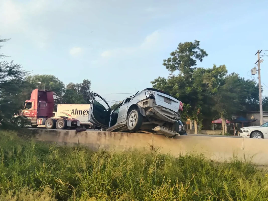 fuerte-accidente-en-la-carretera-rio-bravo-reynosa Unidades de emergencia auxilian a los involucrados tras un fuerte accidente en la carretera a la altura de El Guerreño.