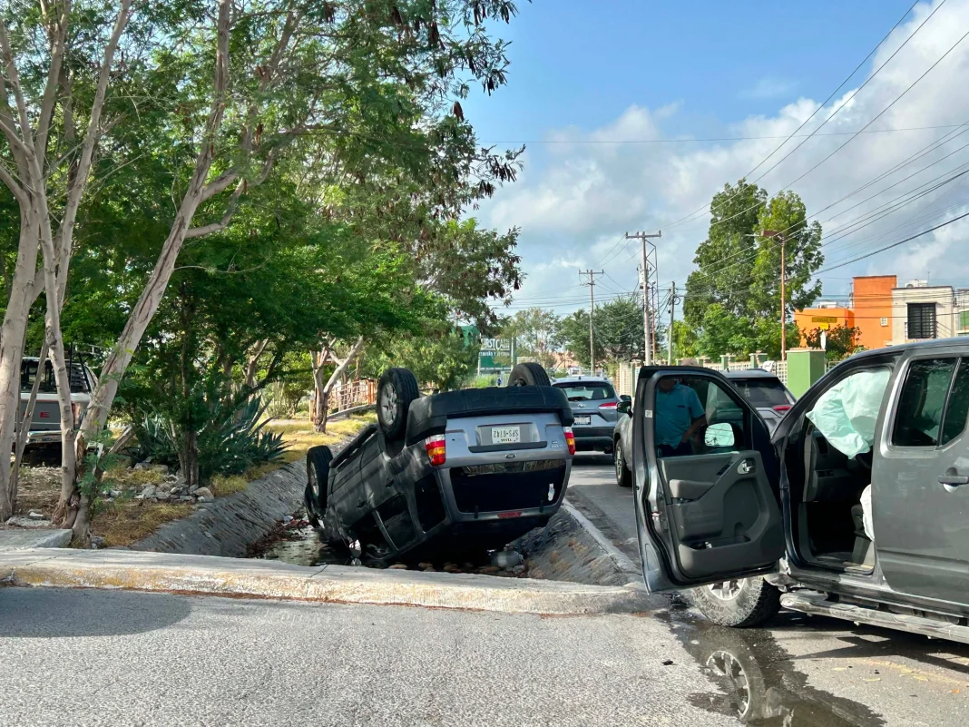fuerte-volcadura-en-bugambilias-reynosa Una camioneta volcada sobre el asfalto tras registrarse una aparatosa volcadura en Bugambilias.