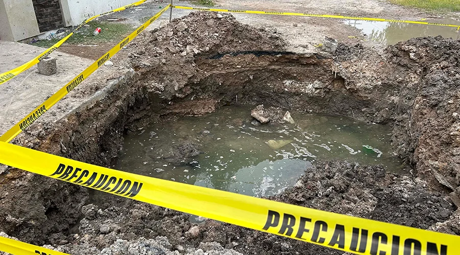 fugas-de-agua-rancho-grande Acumulación en calles sin pavimentar evidenciando las fugas de agua y drenaje en Riberas de Rancho Grande.