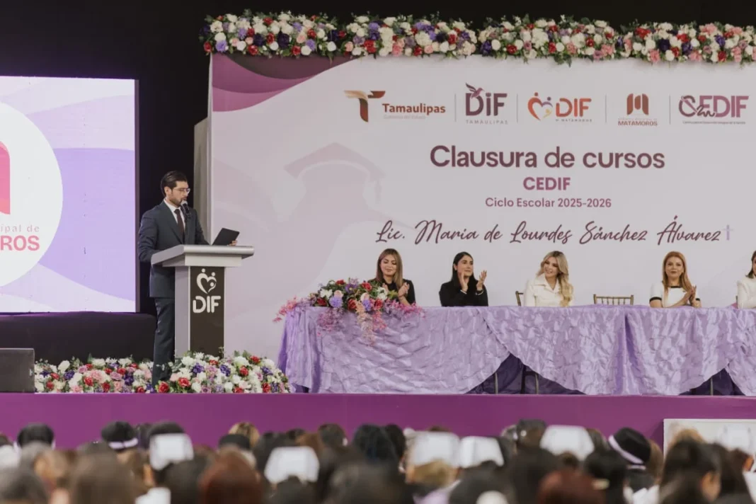 graduacion-alumnos-talleres-del-dif El alcalde de Matamoros y la presidenta del DIF felicitan a graduados de los talleres del DIF.