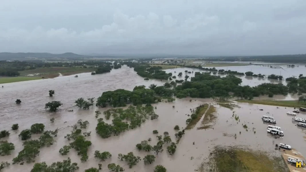 graves-inundaciones-en-texas Calles e infraestructura afectadas por las fuertes inundaciones en Texas.