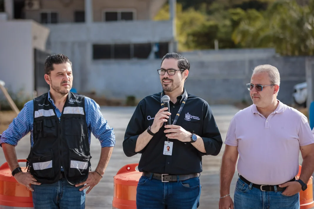 inauguracion-de-obras-de-pavimentacion-en-santiago : El alcalde David de la Peña inaugura obras de pavimentación en beneficio de la comunidad de Los Fierros.
