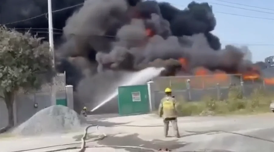 incendio-en-pesqueria-fabrica Cuerpos de auxilio atienden reporte de incendio en Pesquería dentro de una fábrica.