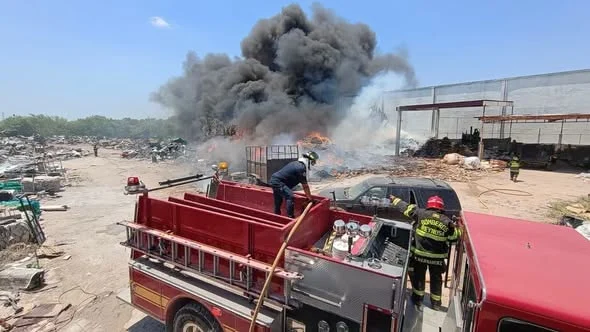 incendio-en-recicladora-de-reynosa-bomberos