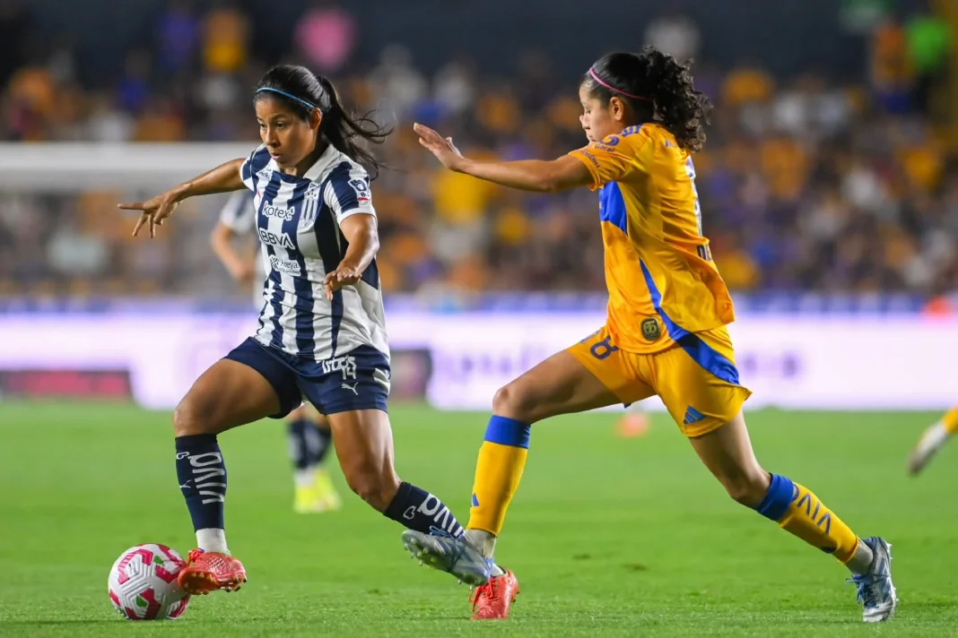 inicio-de-torneo-liga-mx-femenil Balón oficial sobre la cancha previo a un partido de la Liga MX Femenil durante el arranque de la temporada.