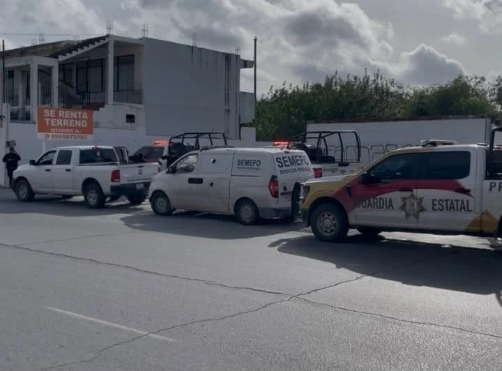 investigacion-de-homicidio-en-reynosa Agentes de la Policía Investigadora resguardan la escena de un homicidio en Reynosa en la Zona Centro.