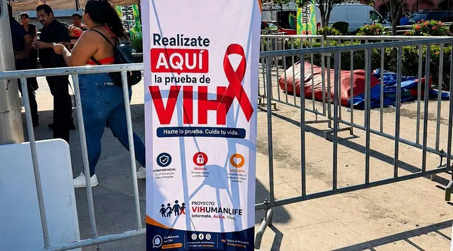 jornada-pruebas-rapidas-de-vih-marcha-lgbt Jóvenes asisten a la jornada médica gratuita de pruebas rápidas de VIH durante la Marcha LGBT en Reynosa.