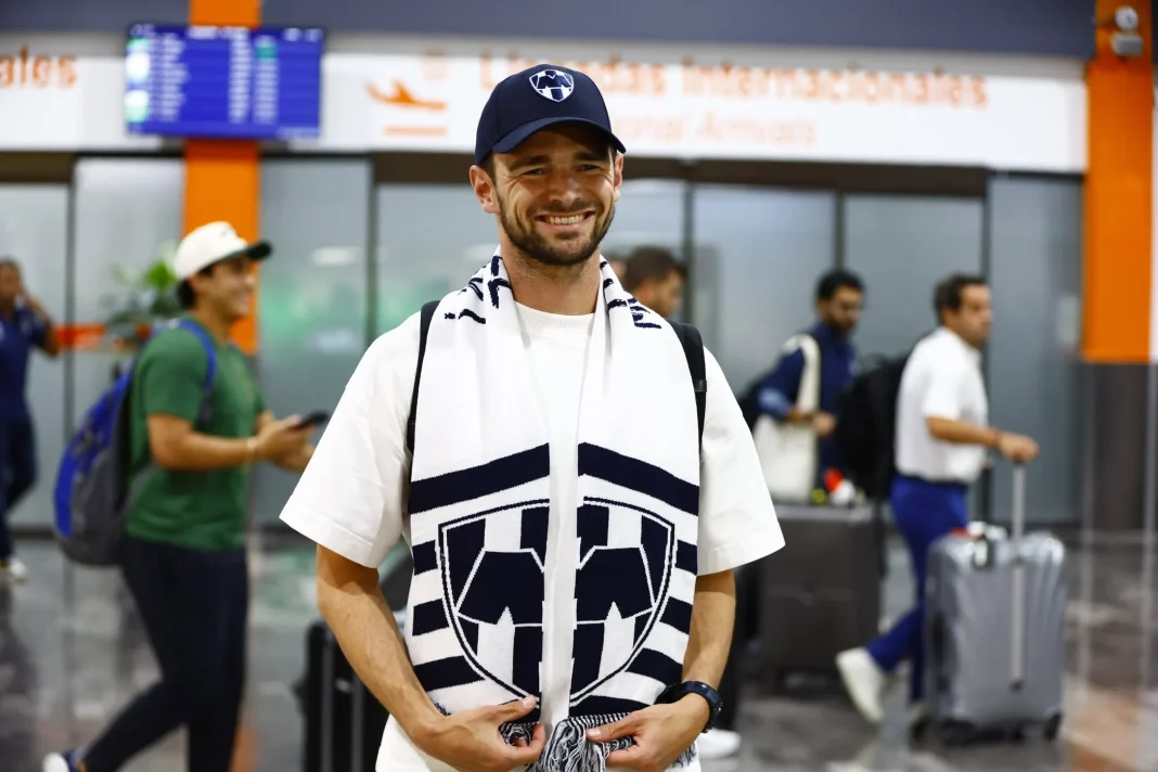 llegada-de-hugo-cuypers-a-monterrey Hugo Cuypers posa a su llegada a Monterrey para firmar con Rayados.