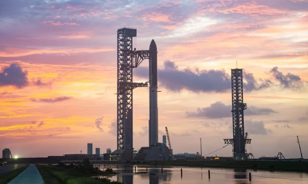 nueva-fecha-para-el-lanzamiento-del-starship El megacohete de SpaceX en la plataforma de Texas listo para el lanzamiento del Starship.