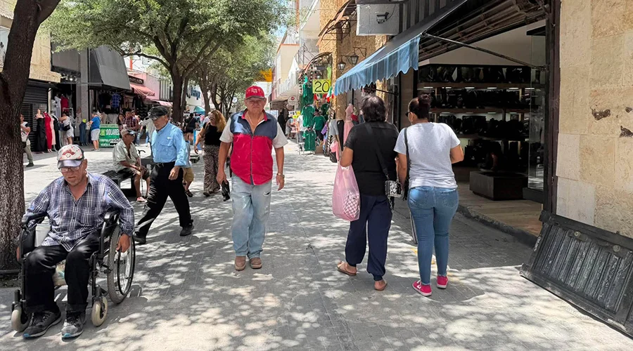 ola-de-calor-canicula-reynosa Ciudadano protegiéndose del sol en el centro de la ciudad durante la intensa ola de calor en Reynosa.