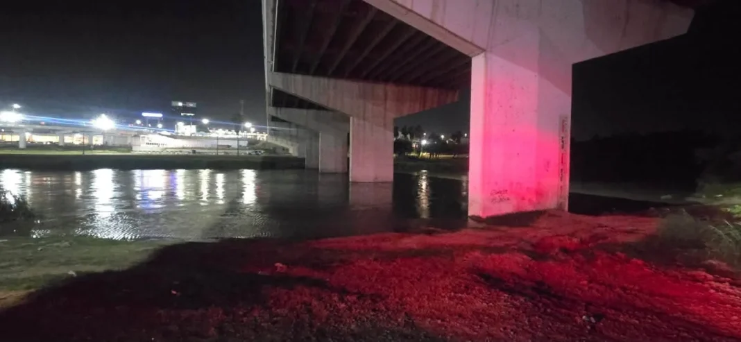 operativo-por-crecida-del-rio-bravo Elementos de Protección Civil monitorean la zona del Patinadero ante la crecida del Río Bravo en Nuevo Laredo.