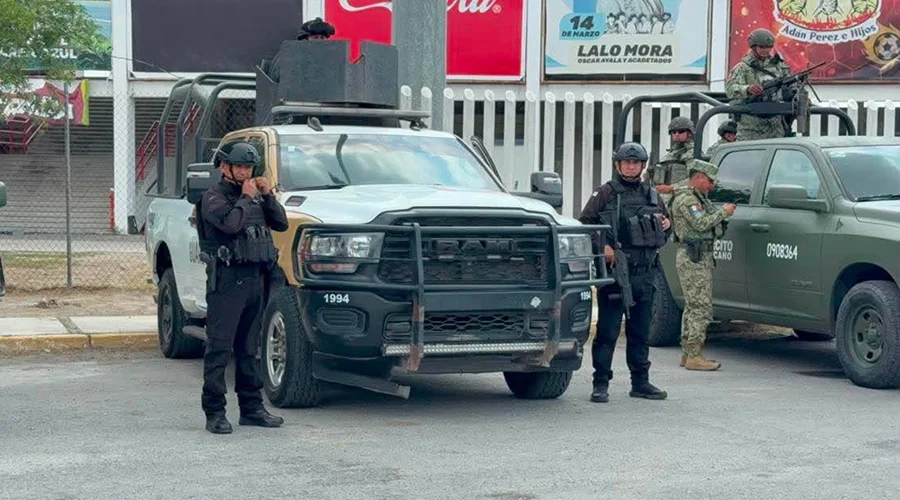operativos-de-vigilancia-verano-reynosa Ciudadano protegiéndose del sol en el centro de la ciudad durante la intensa ola de calor en Reynosa.