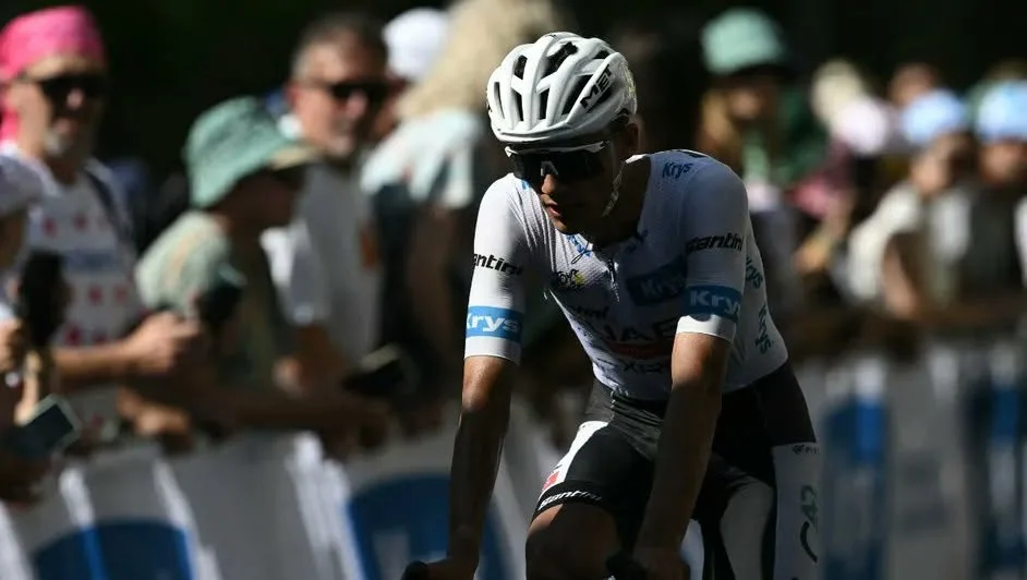 participacion-de-isaac-del-toro-en-el-tour El ciclista mexicano Isaac del Toro compitiendo a máxima velocidad en una de las etapas del Tour de Francia.