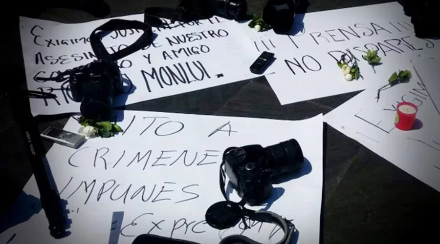 periodistas-asesinados-en-mexico-violencia Ofrenda y cámaras de televisión en protesta por la violencia y el preocupante incremento de periodistas asesinados en México