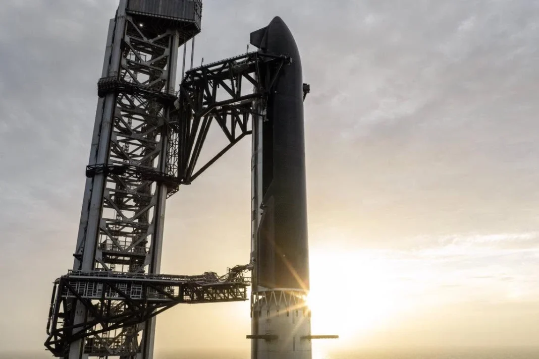 preparacion-para-el-vuelo-del-starship El cohete de SpaceX en la plataforma de lanzamiento listo para el próximo vuelo del Starship.