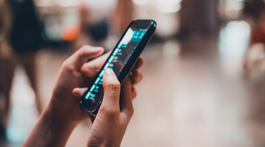 prohibicion-de-celulares-en-escuelas Alumnos entregan sus dispositivos móviles tras analizarse la restricción de celulares en escuelas de Nuevo León.