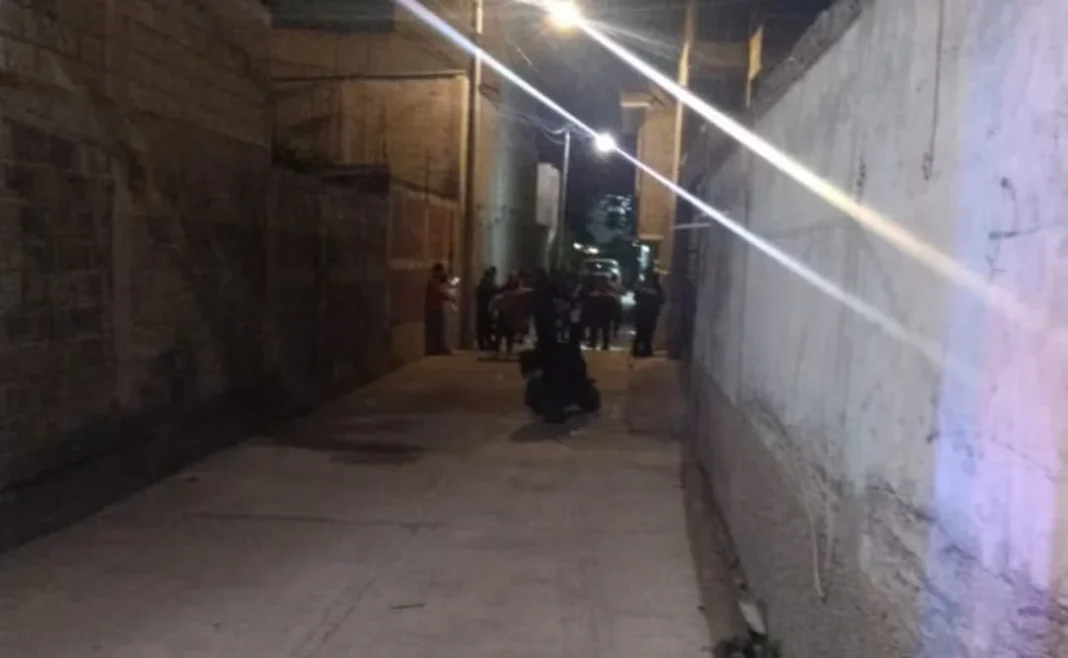 rina-en-chimalhuacan-violencia-edomex Cordon policial en la zona donde ocurrió la riña en Chimalhuacán con saldo de tres personas muertas.