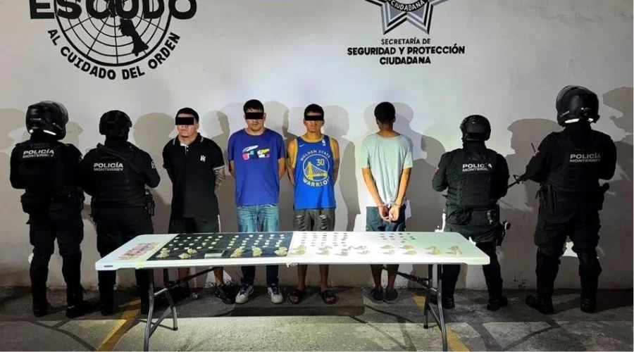 robo-de-cajas-fuerte-detenidos-monterrey Oficiales resguardan a detenidos relacionados con el robo de cajas fuerte en comercios de Monterrey.
