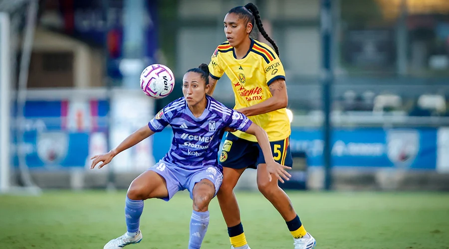 tigres-femenil-campeon-de-campeonas Jugadoras de Tigres Femenil disputando el balón en el Campeón de Campeonas.