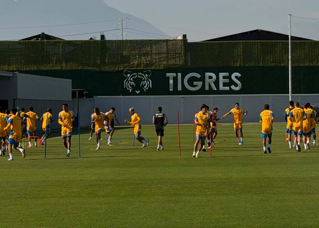 tigres-prepara-partido-contra-atletico-de-san-luis Jugadores de Tigres entrenando de cara al encuentro frente a Atlético de San Luis.