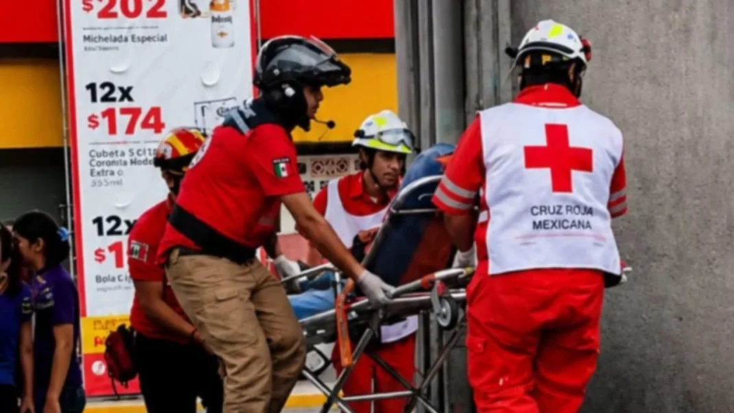 tragedia-en-avenida-aztlan-accidente Acordonamiento policiaco tras registrarse una fuerte tragedia en avenida Aztlán en Monterrey.